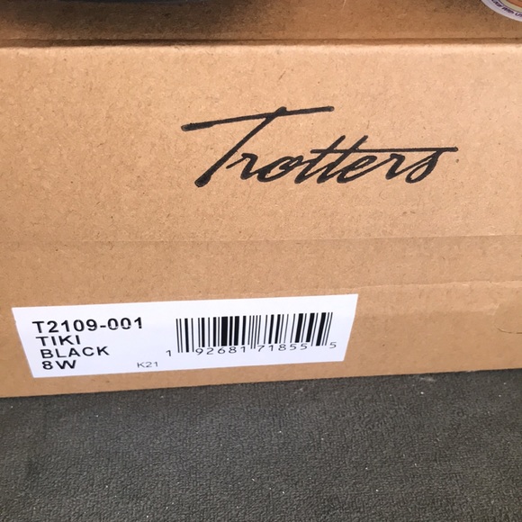 Trotters Black Tiki Adjustable Strap Sandals, Size 8W, Soft velvet, memory foam - Picture 2 of 7